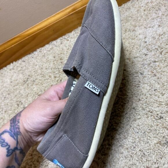TOMS Shoes 9 - Picture 2 of 3